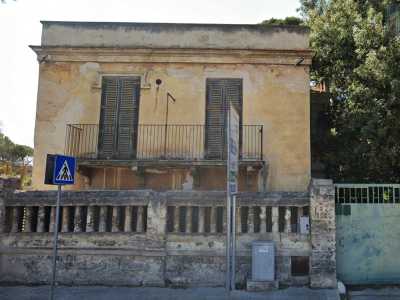 Era abbandonato da decenni, ma fino a qualche mese fa continuava a mostrarsi con il suo basso muretto in pietra perimetrale, le facciate color ocra e le verdi finestre sovrastate da semplici architravi